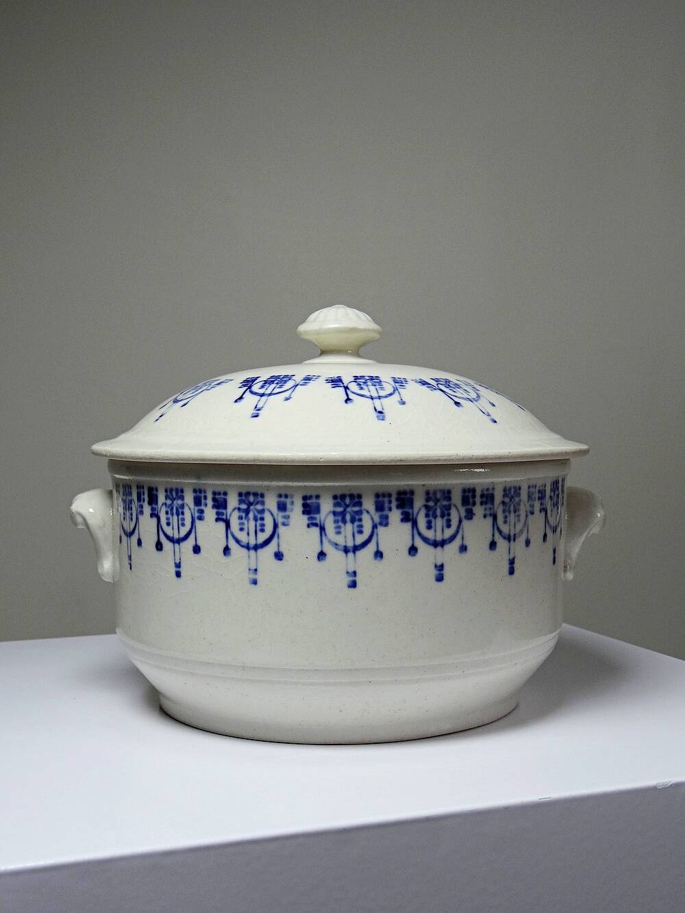 Bouillon/cocotte ancienne en terre de fer émaillée à décor bleu St Uze