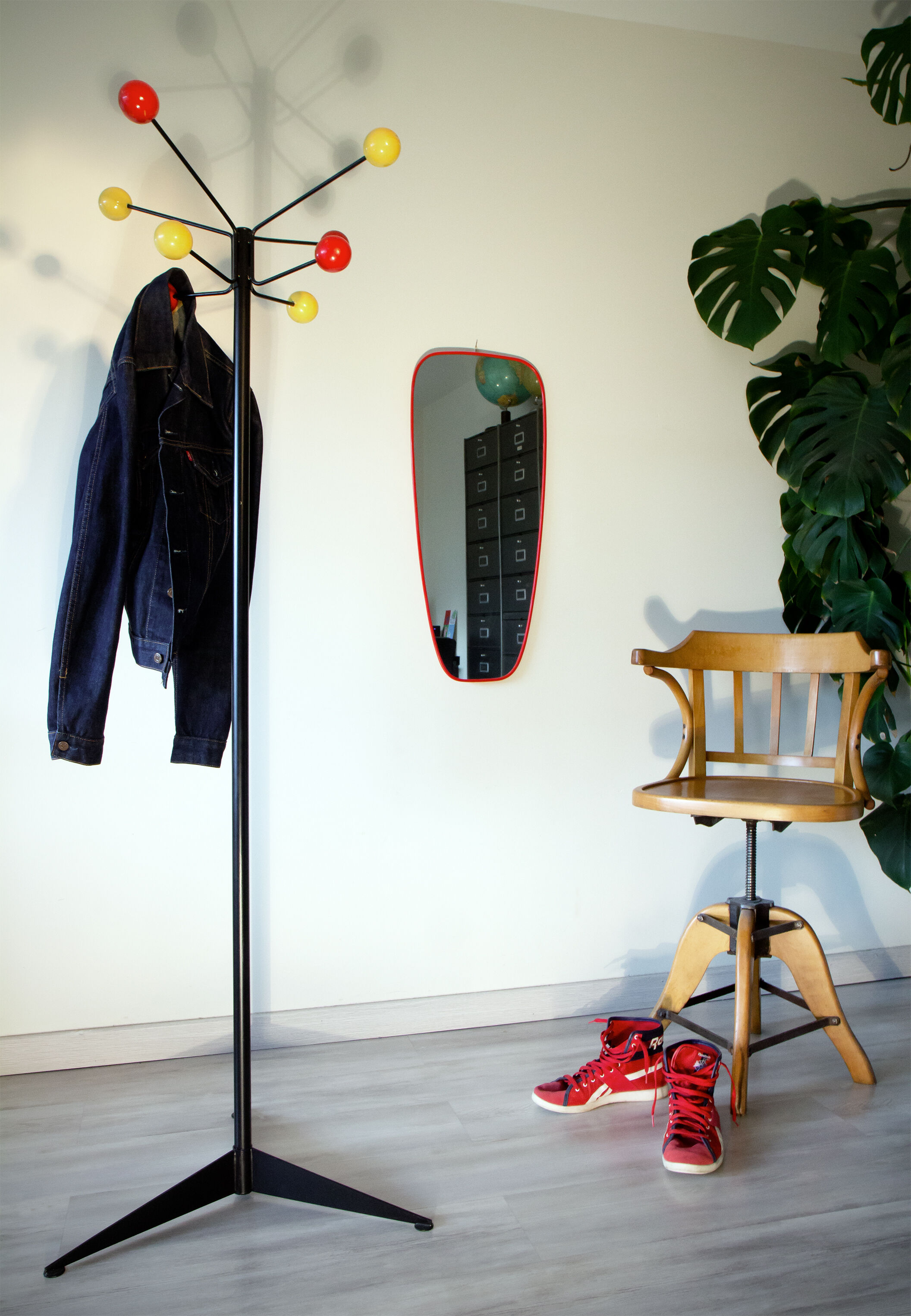 Ball coat rack, parrot, year 50