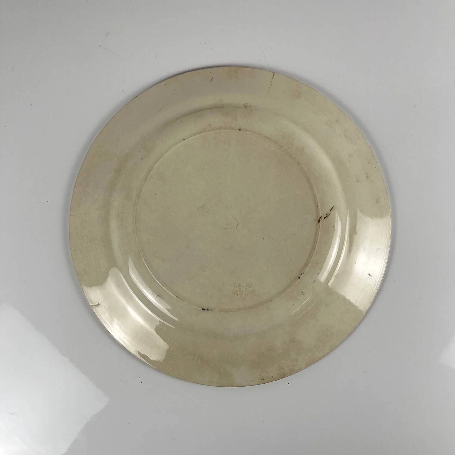 Round plate made of iron earth from Salins, late 19th century - early 20th century.