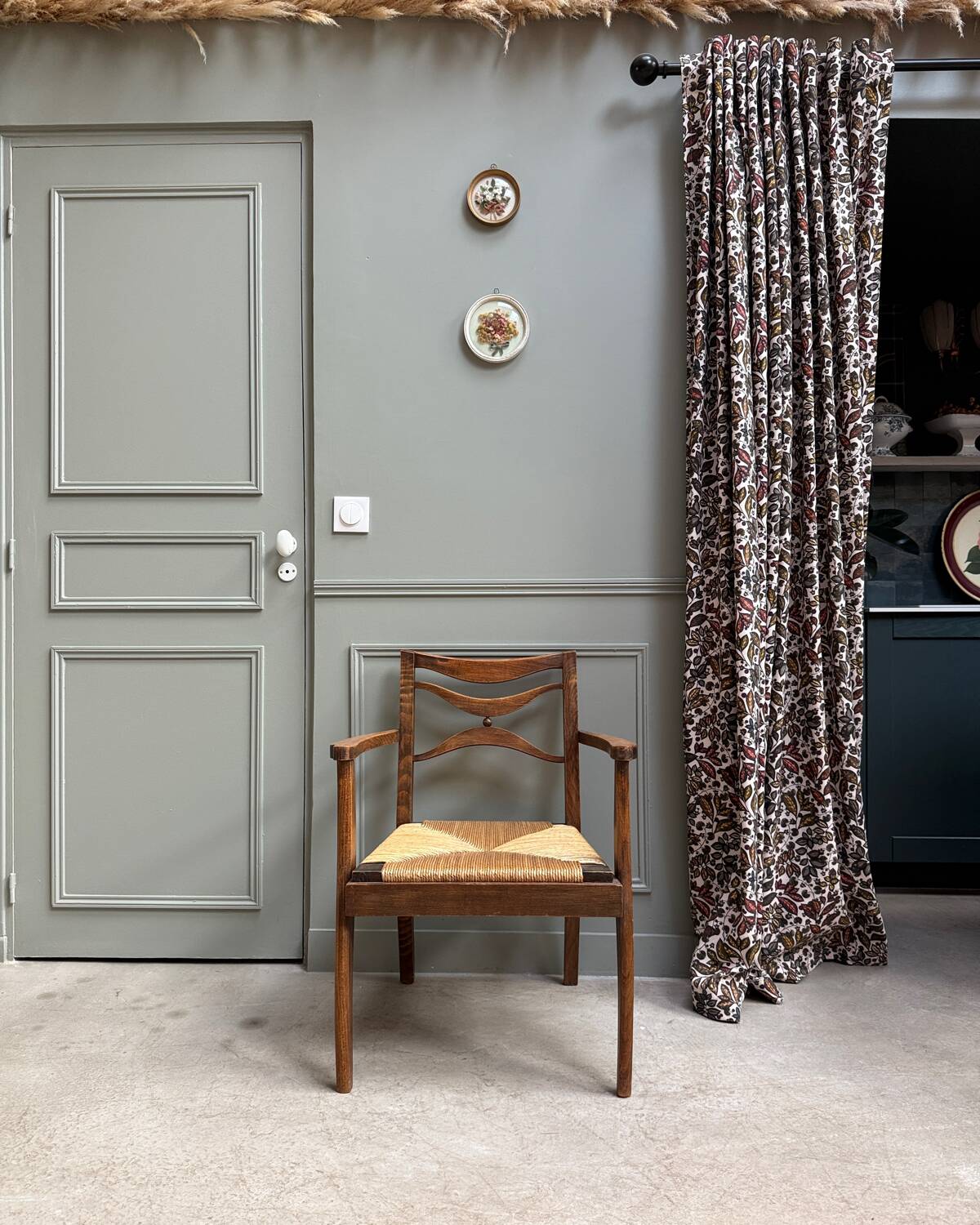 Fauteuil ancien en bois et assise paillée
