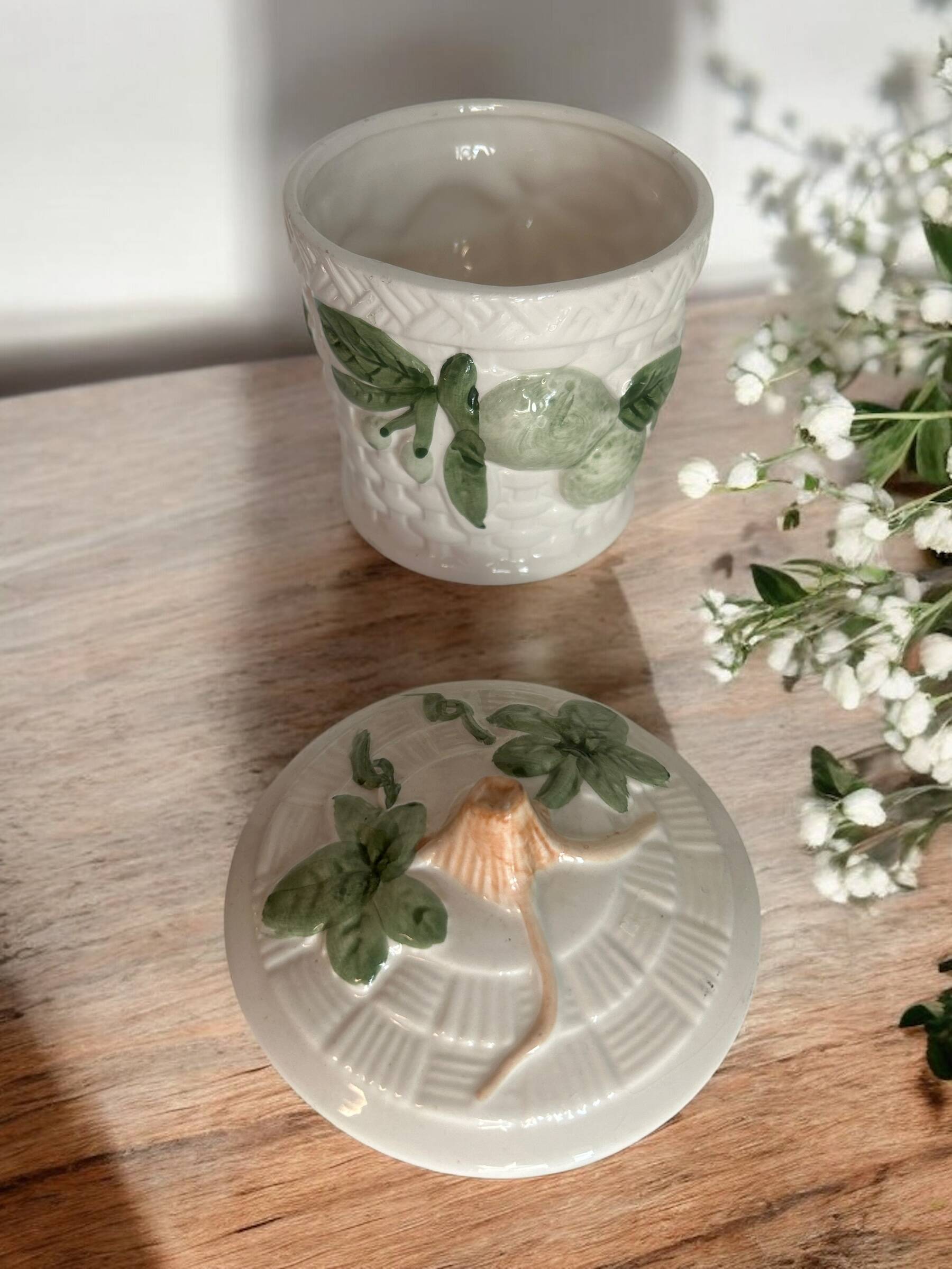 Sugar bowl in barbotine with leaf and green fruit motifs in relief