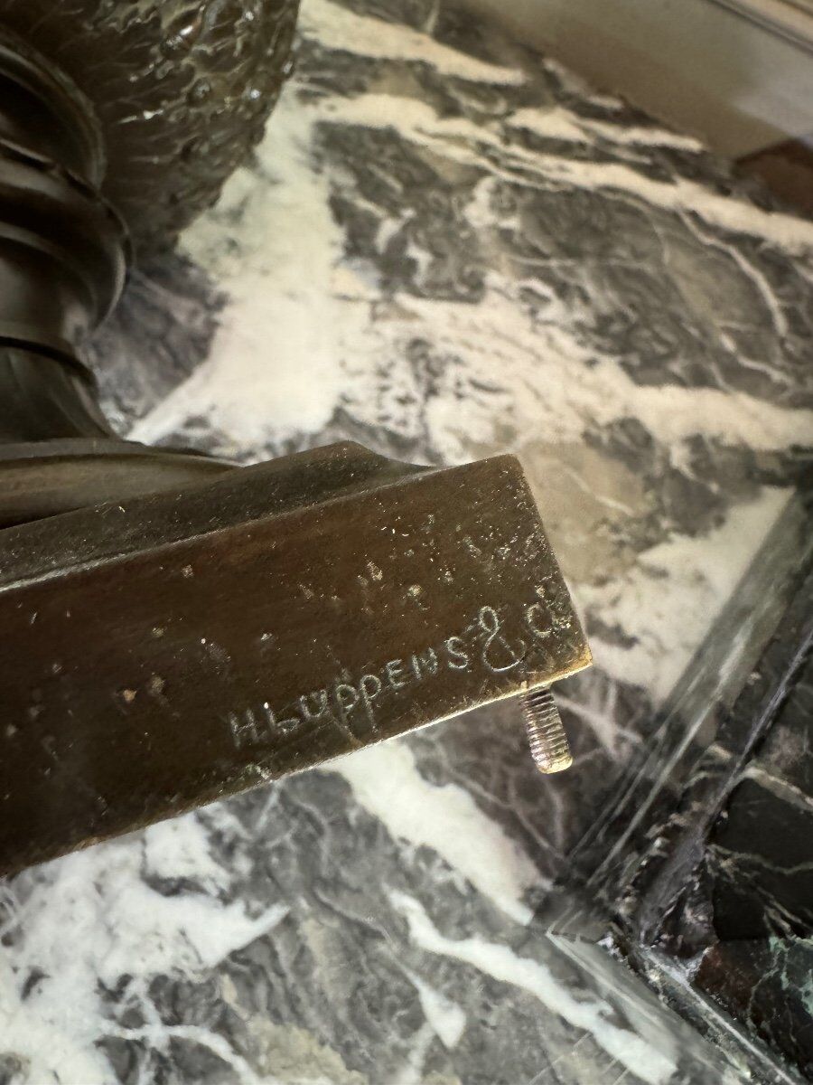 Patinated bronze vase with handles topped by bicéphalic busts, 19th century.