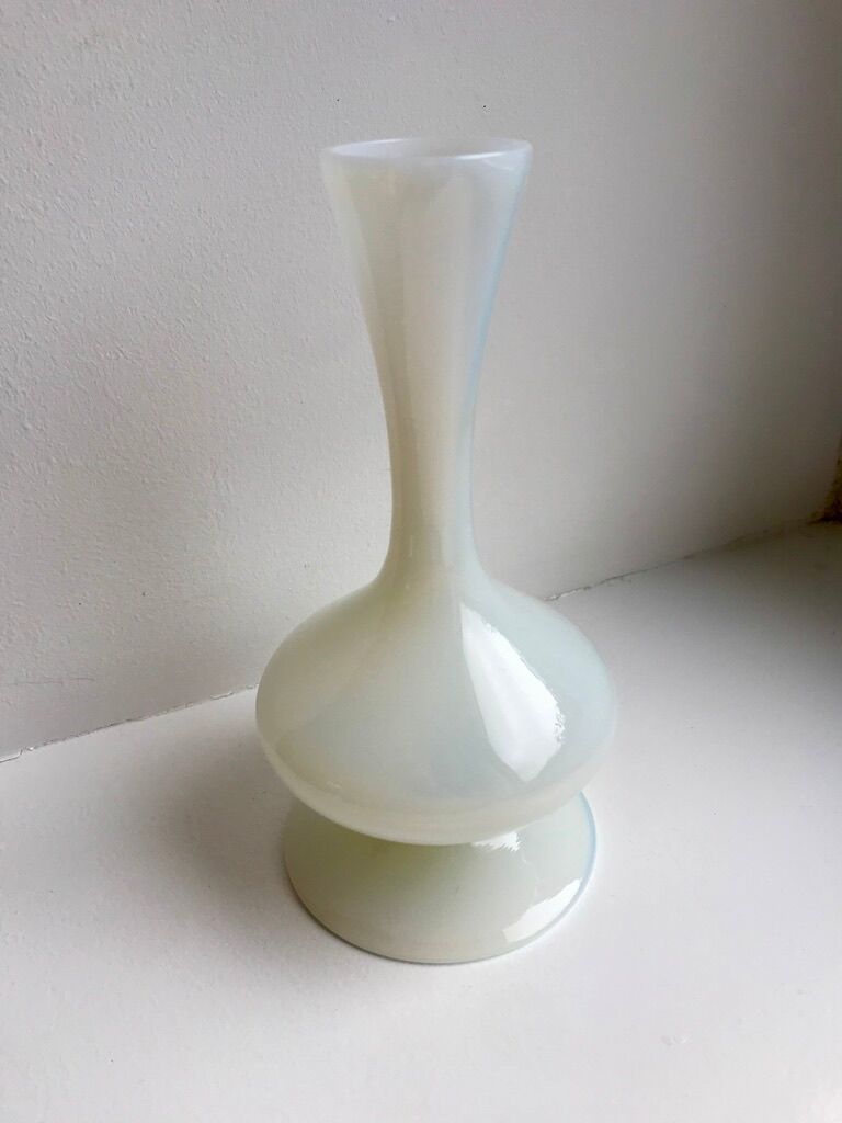 Small vase in white opaline 40s