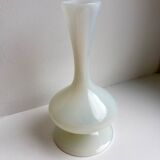Small vase in white opaline 40s