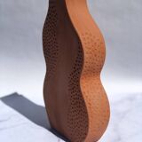 Vase plat en faïence rouge fait main creation artisanale