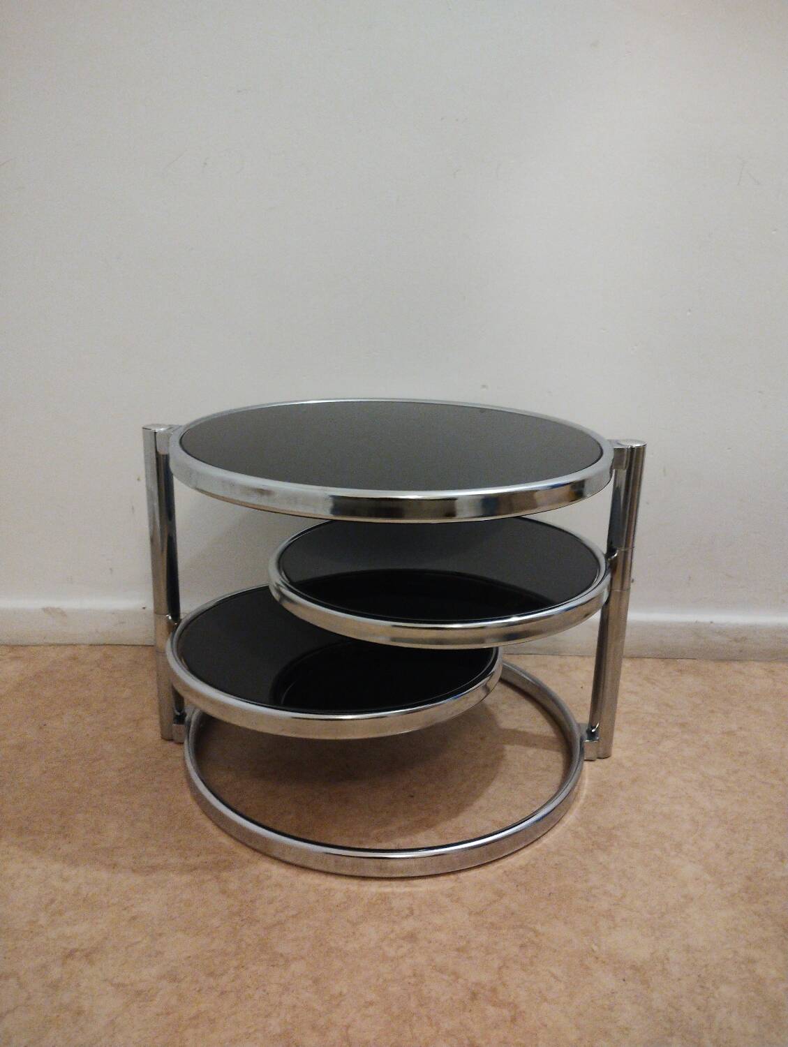Table basse en métal chromé et verre fumé