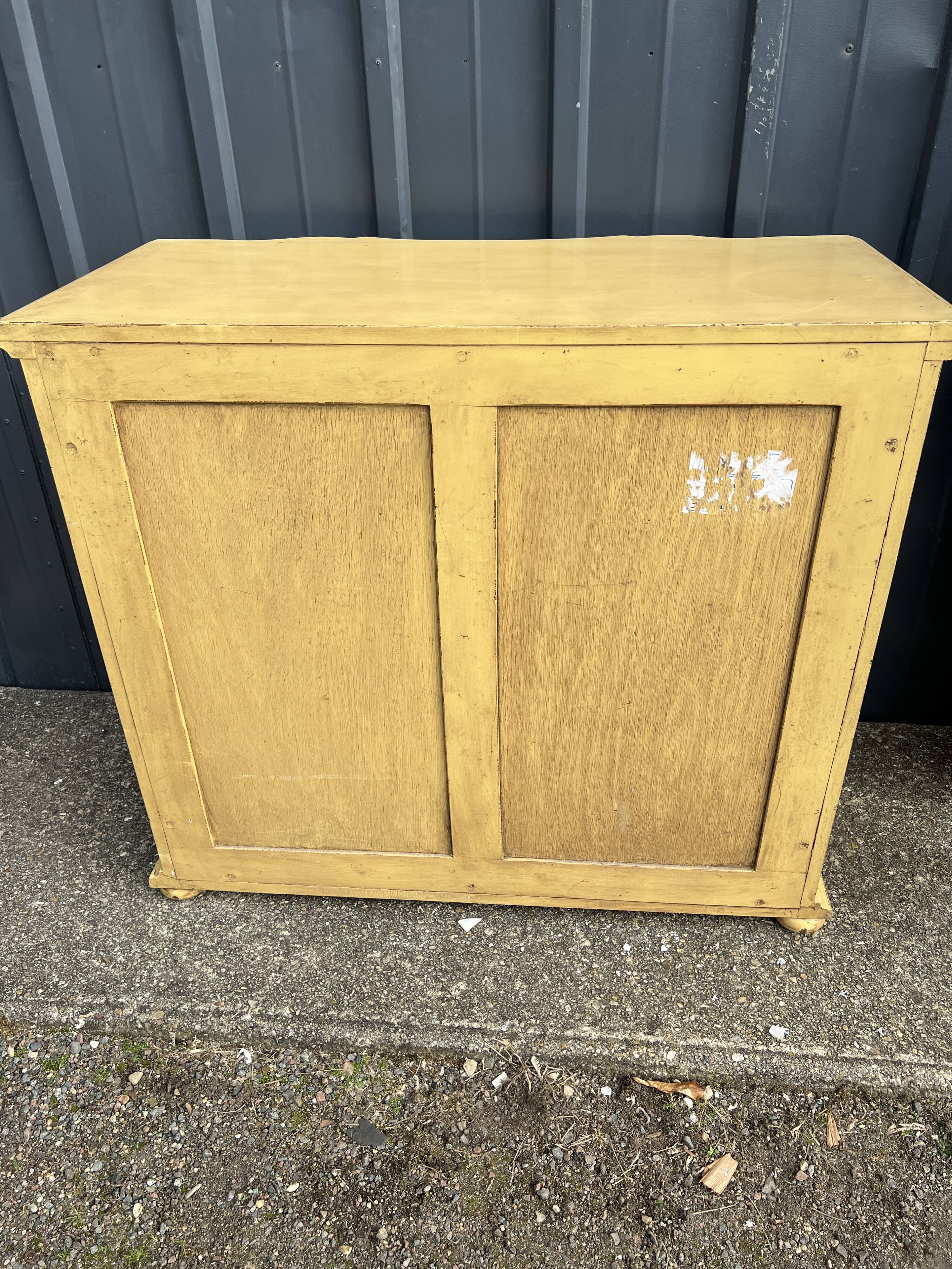 Chest of drawers with three moving drawers