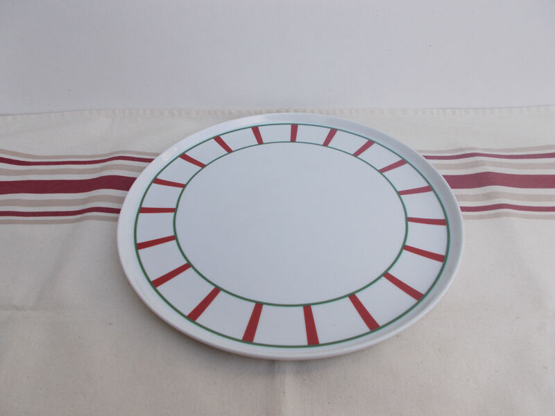 Round Basque dish green and red porcelain