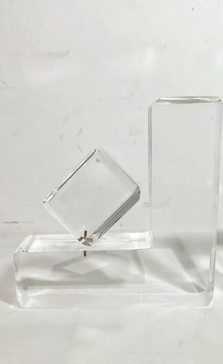 Par de sujeta libros de metacrilato. España, 1980s.