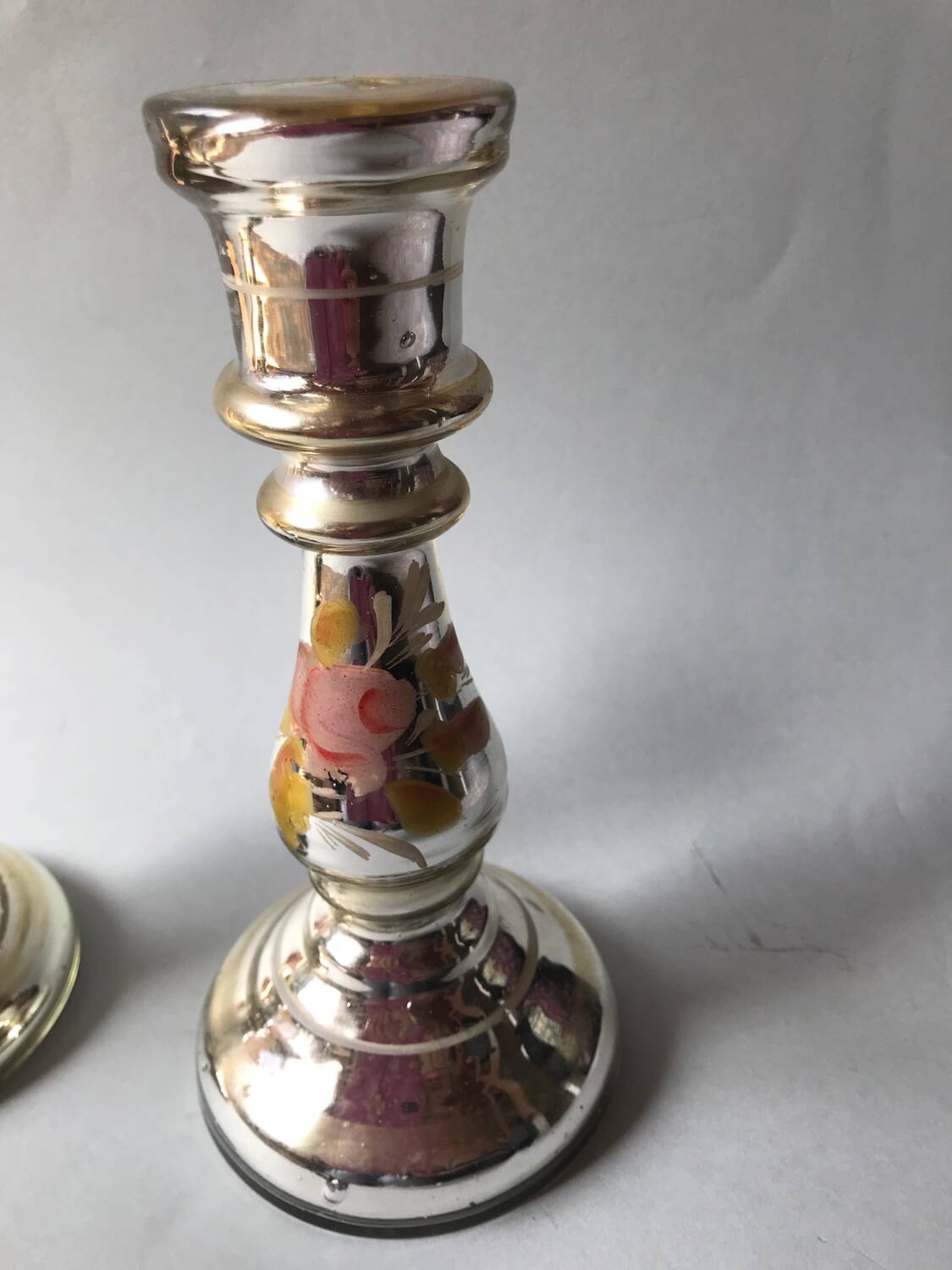 Paire de bougeoirs en verre argenté