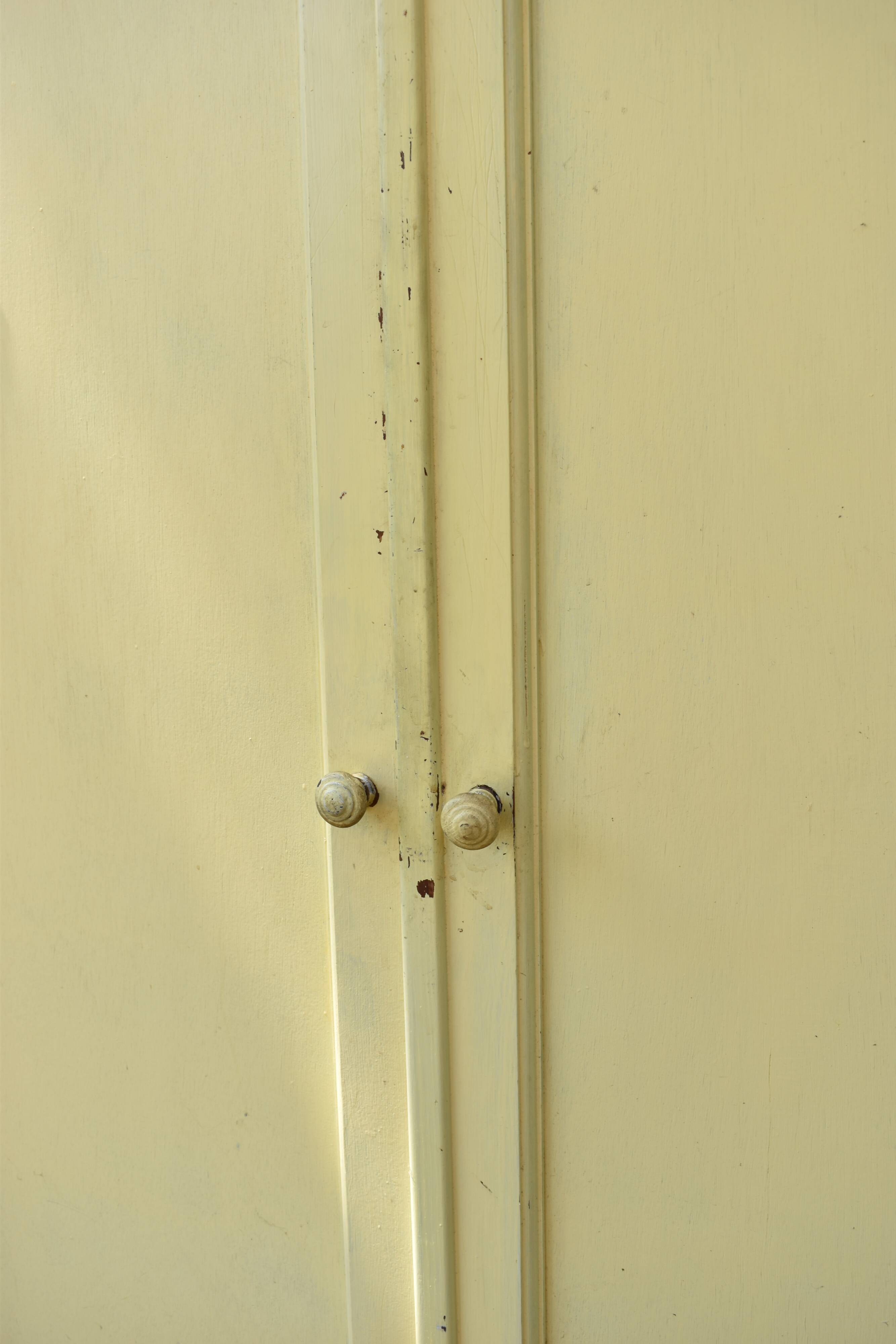 Armoire ancienne buffet jaune vintage parisien