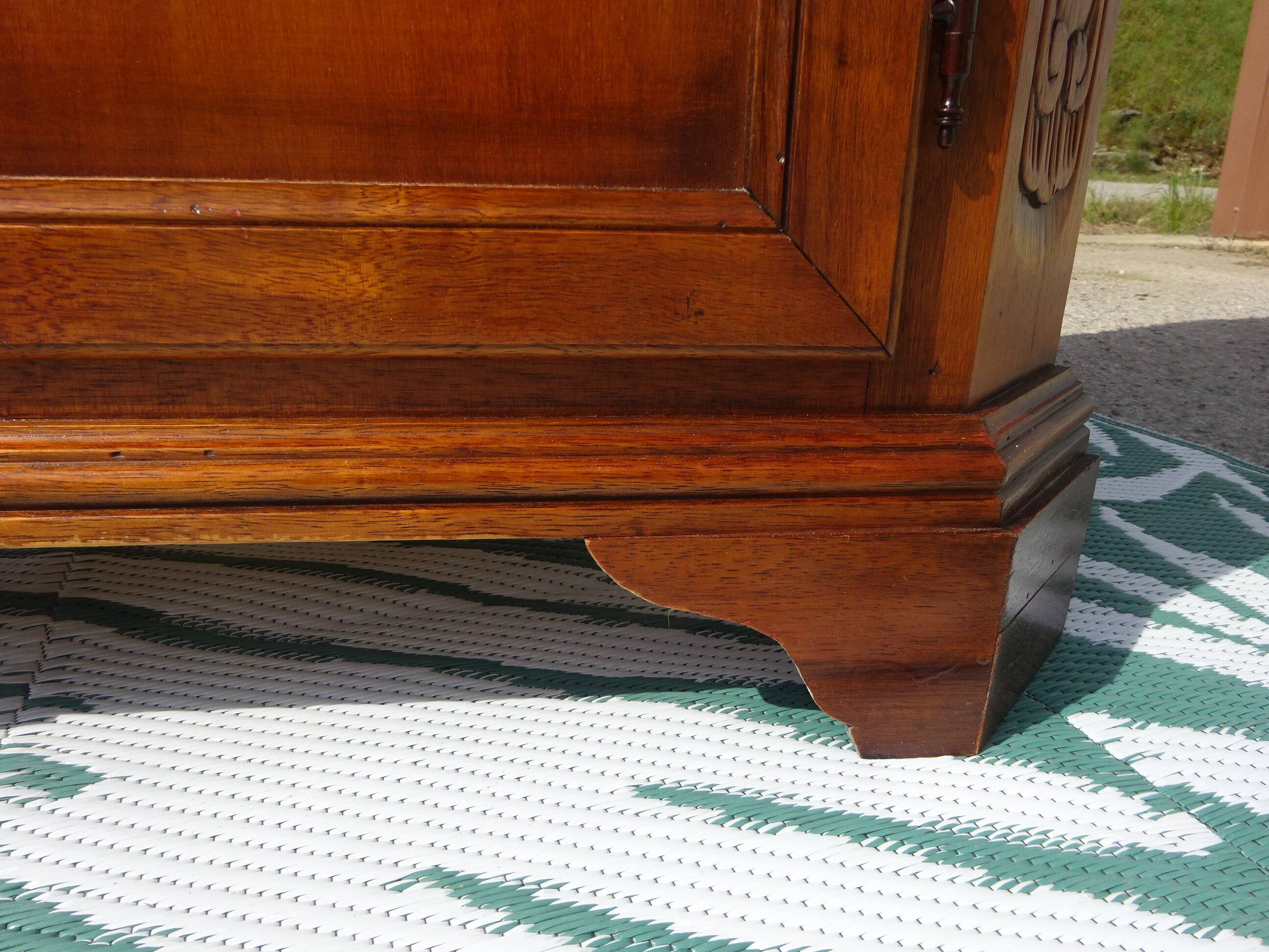 Corner two-body sideboard