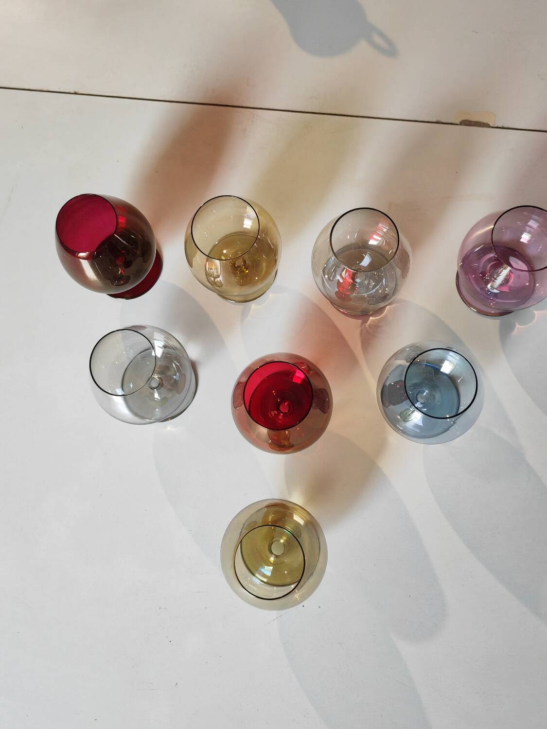 8 verres en cristal coloré