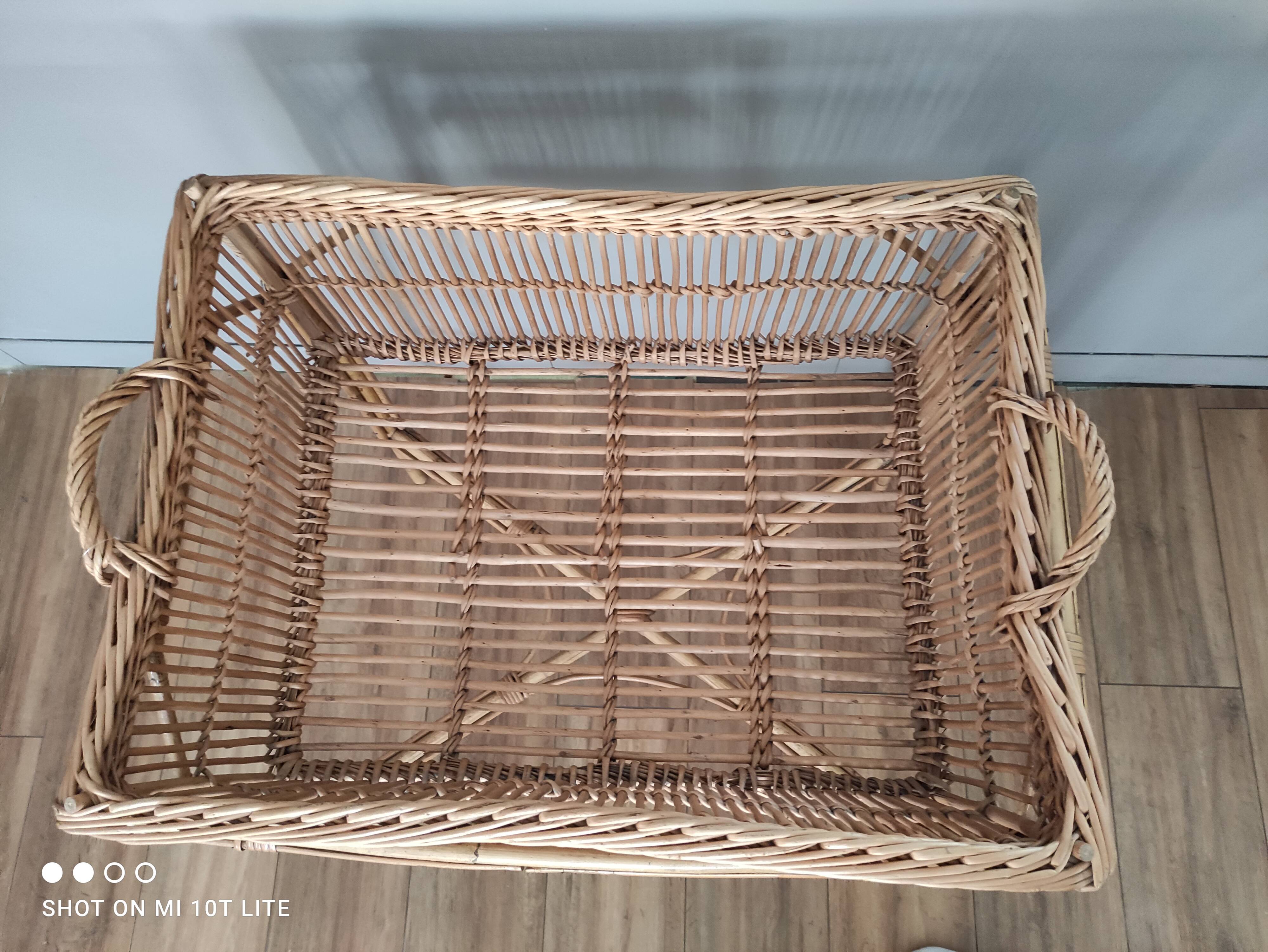 Panière à linge vintage en rotin sur piètement