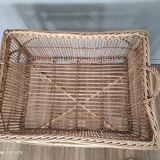 Panière à linge vintage en rotin sur piètement