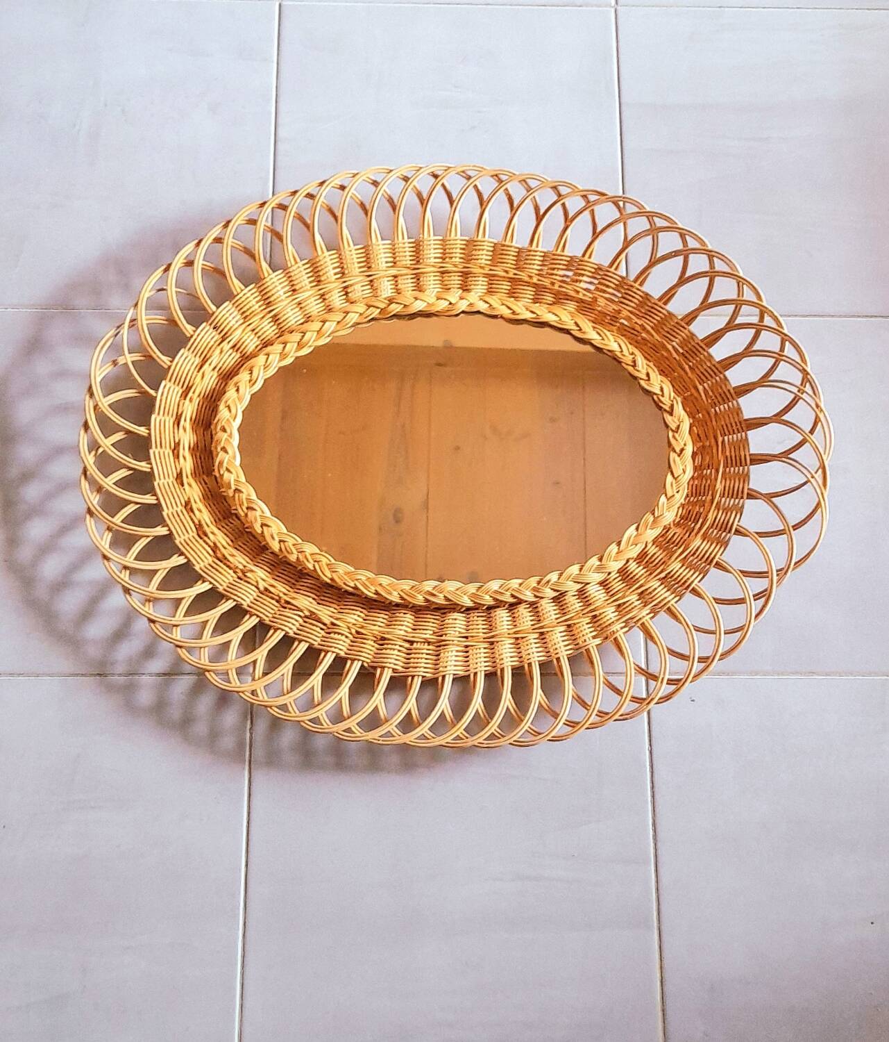 Miroir ovale en rotin 1960