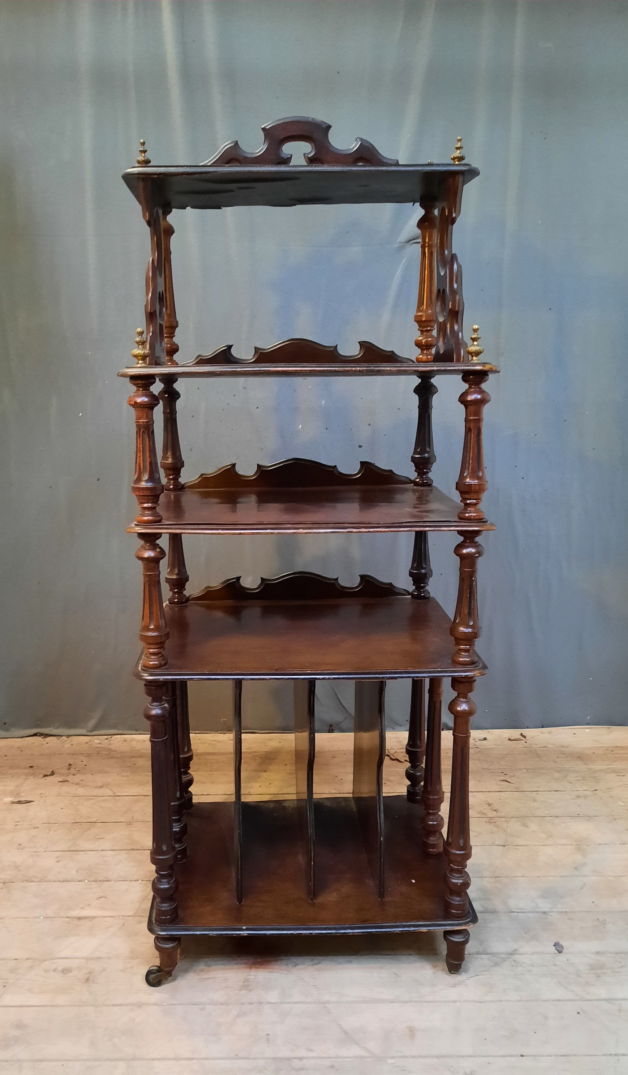Etagère sur pieds en palissandre Napoléon III