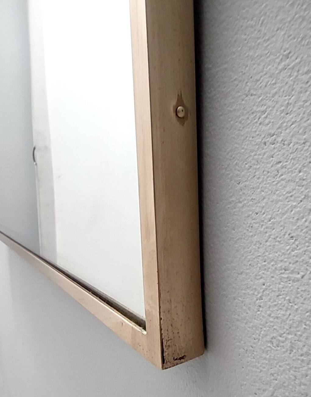 Miroir mural en forme de bouclier avec cadre en laiton, Italie