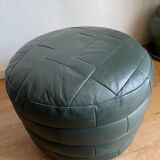 Pouf en cuir patchwork vert de Sède