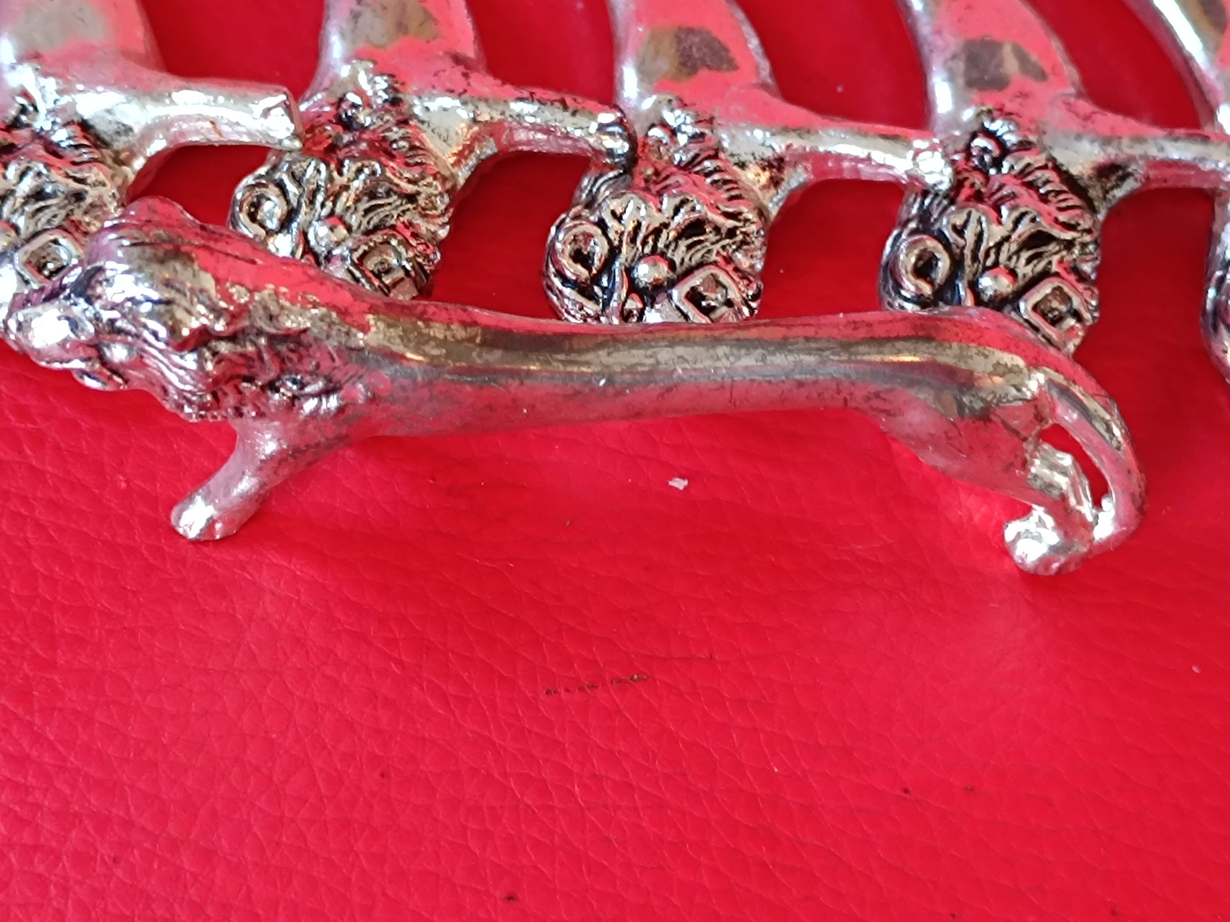 Set of 8 silver metal knife holders. Lion shape.