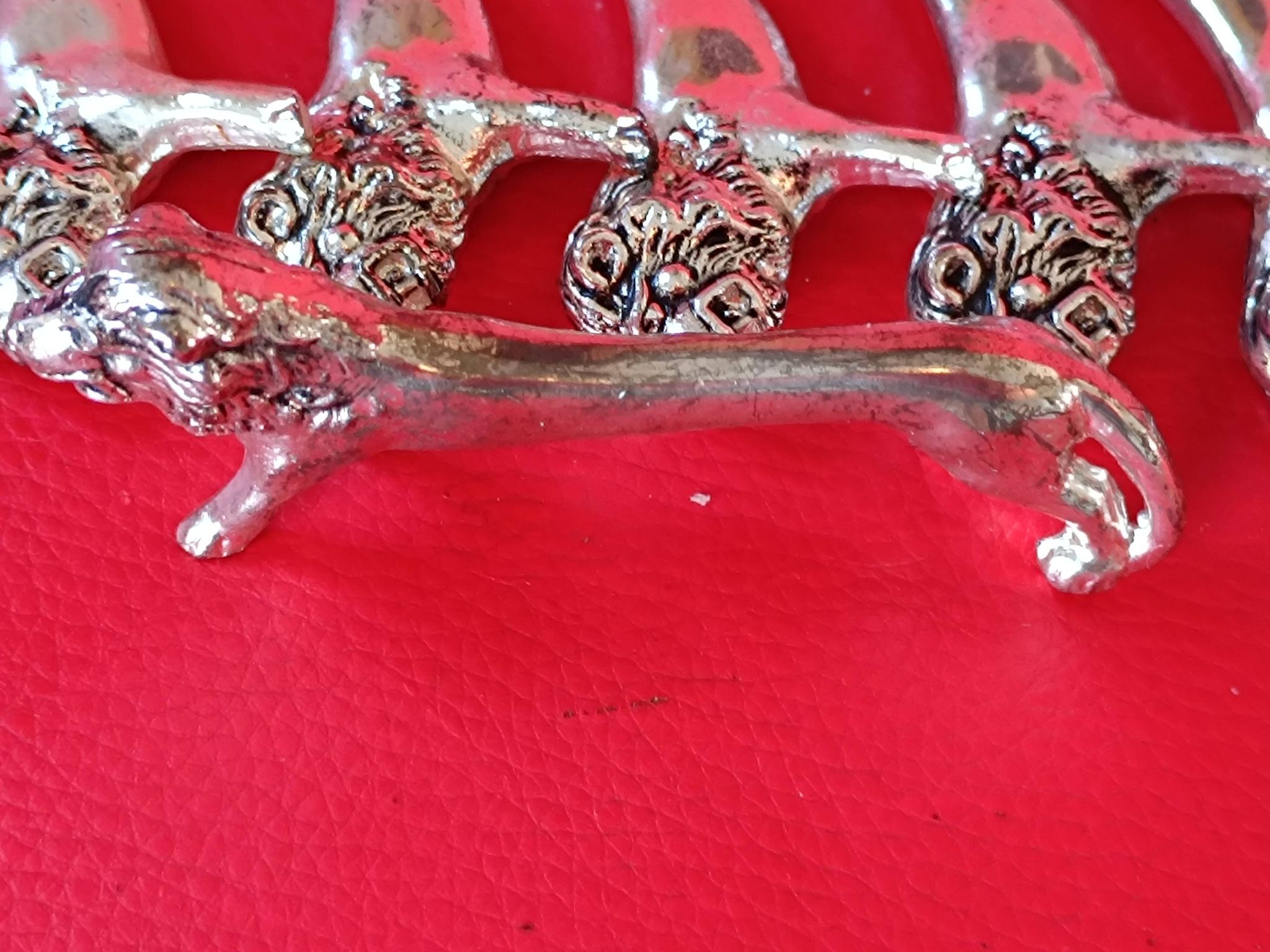 Set of 8 silver metal knife holders. Lion shape.