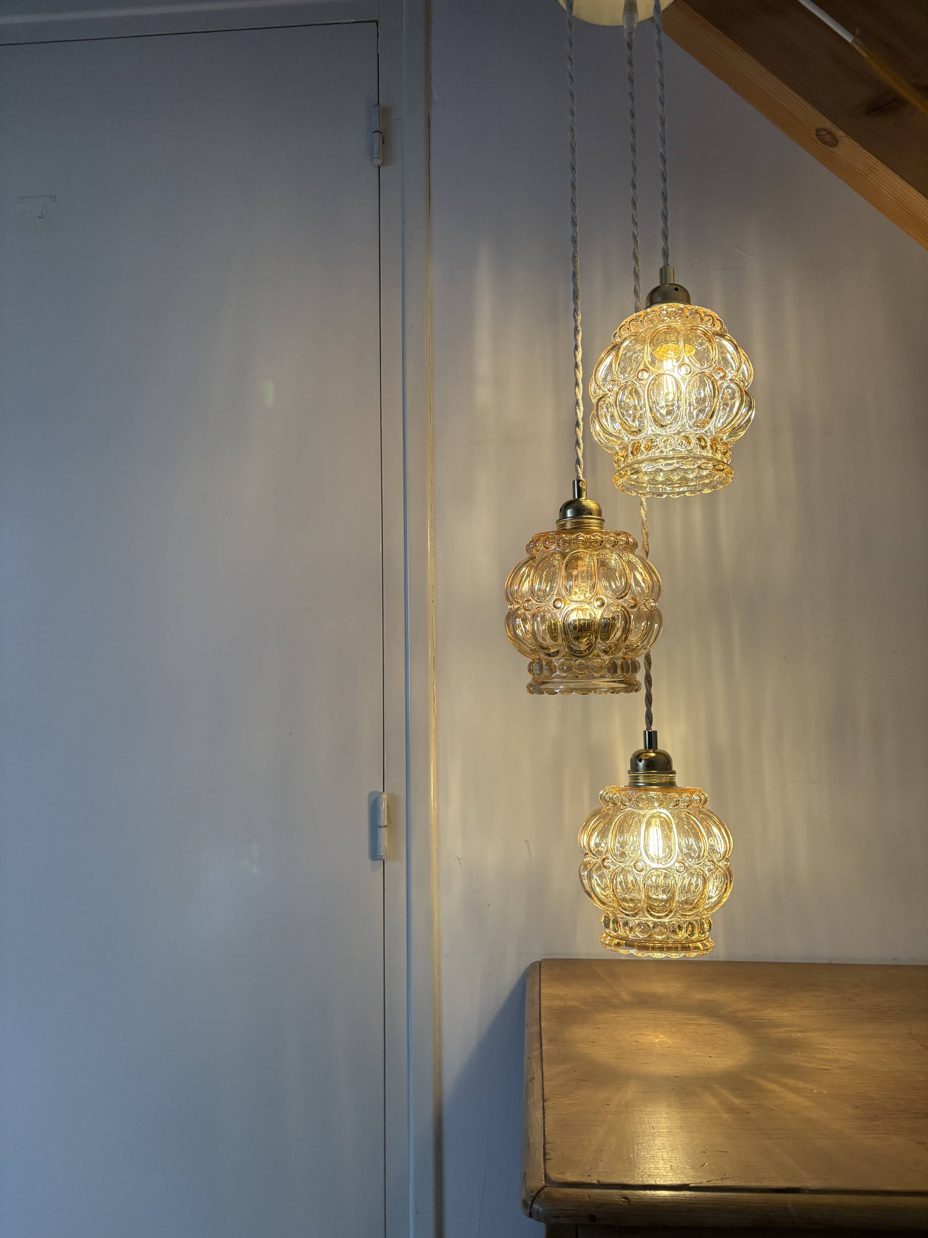 Suspension triple globes vintage en verre ambré bulle