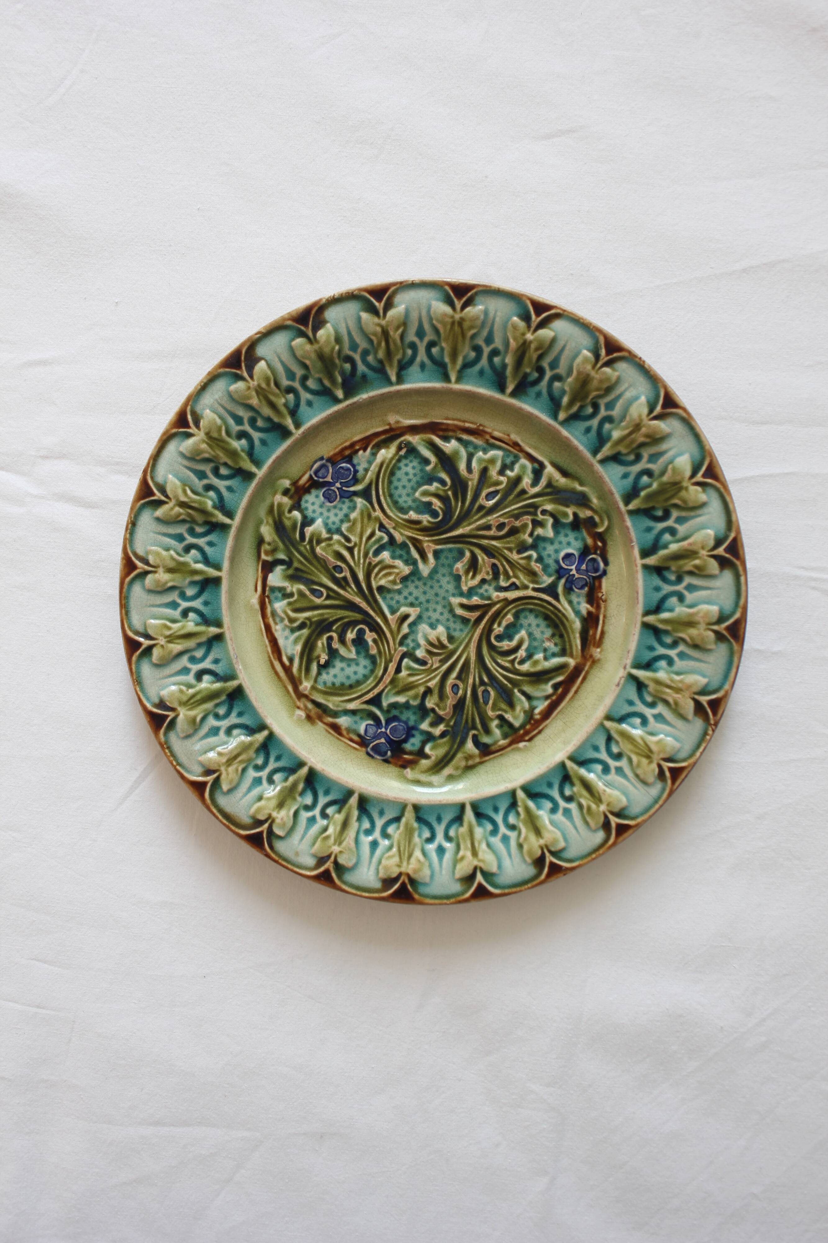 Flat plate in slurry decorated with acanthus leaves, late nineteenth