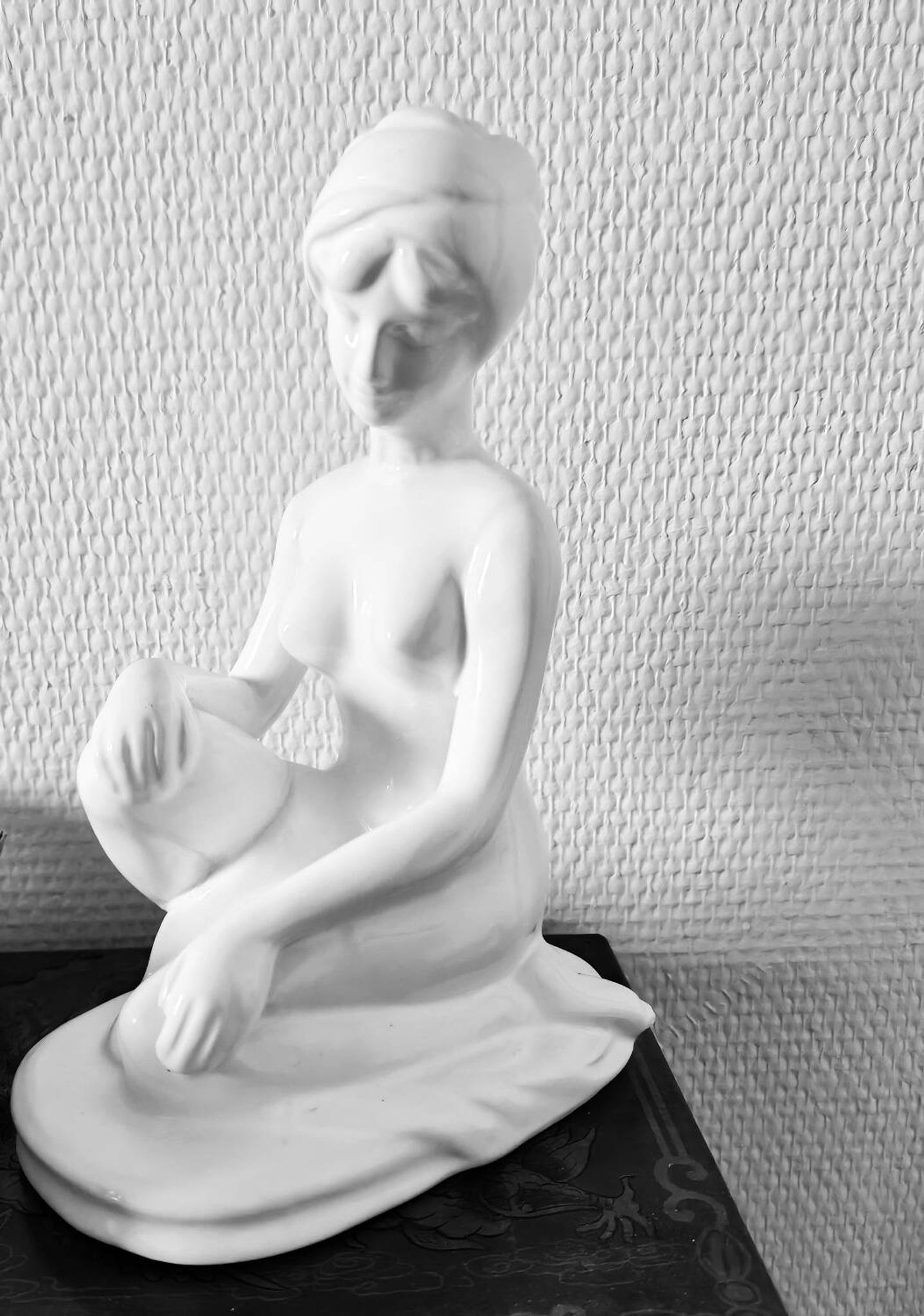 Sculpture de femme en céramique