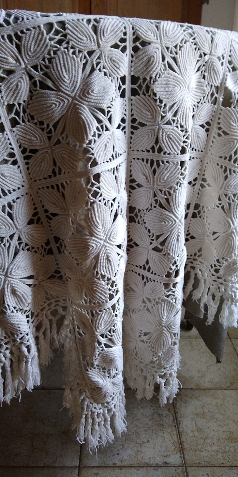 Scalloped bed top in crocheted ecru cotton