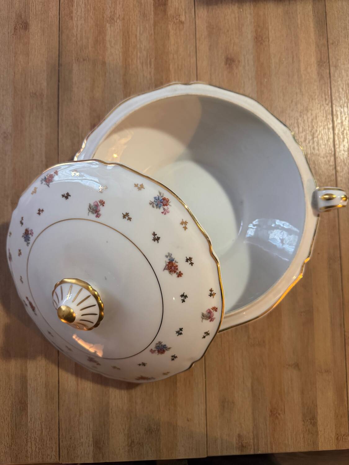 Soup tureen / vegetable dish in Limoges porcelain – Floral decoration