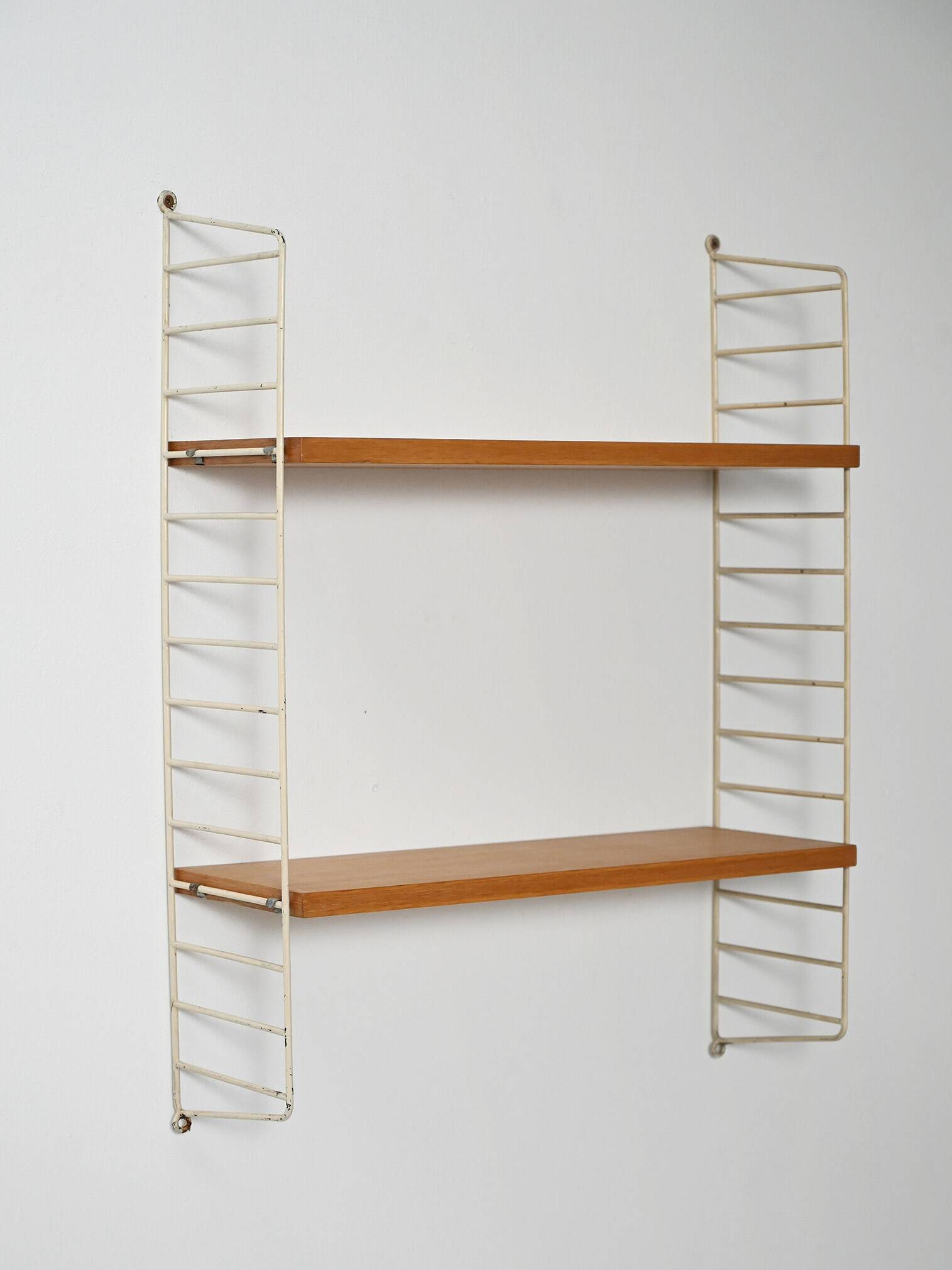 Système d'étagères murales "Hylla" scandinave des années 1960
