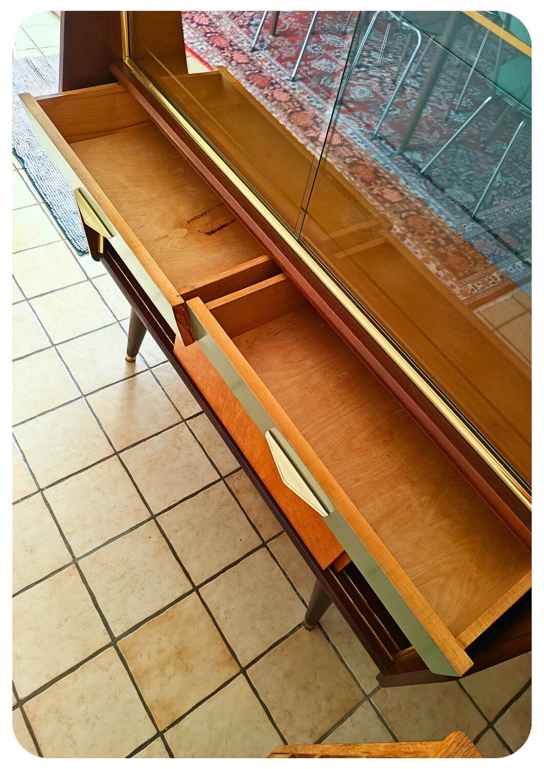 Vitrine en teck et verre des années 1950 avec détails en laiton