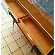Vitrine en teck et verre des années 1950 avec détails en laiton