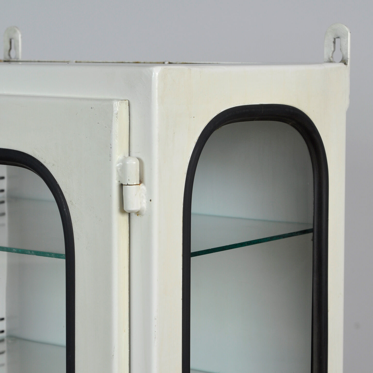 Armoire à pharmacie d’hôpital vintage années 1970
