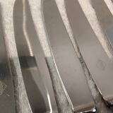 12 silver-plated metal dessert knives with rocaille ribbon decoration, 21.4 cm