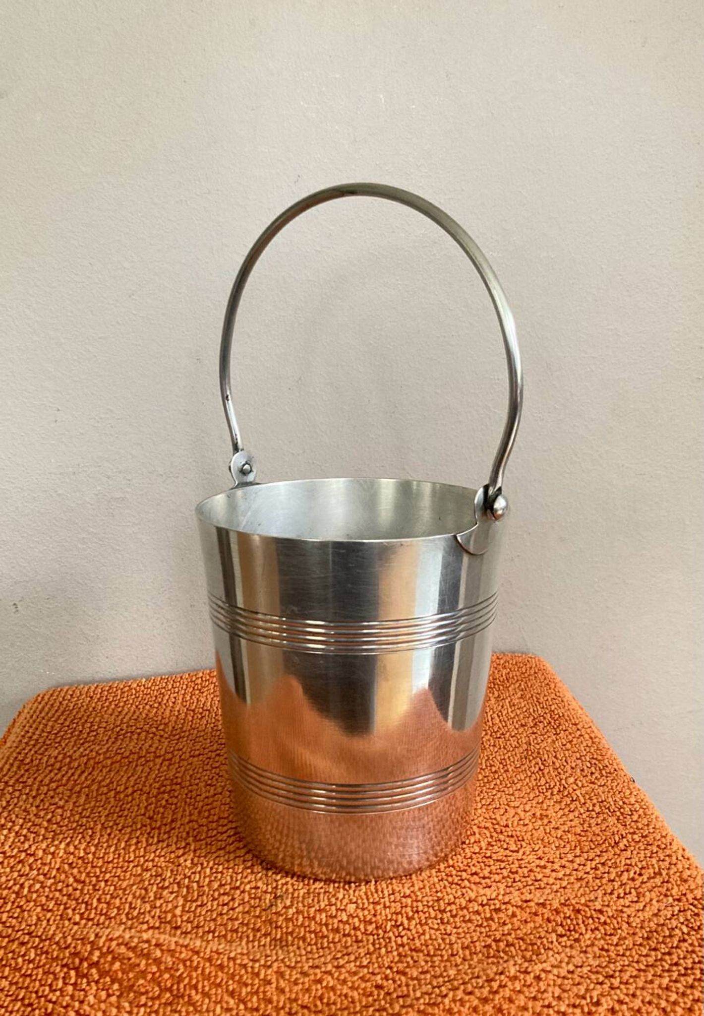 Ice bucket with handle from the late 19th / early 20th century in hallmarked silver-plated metal
