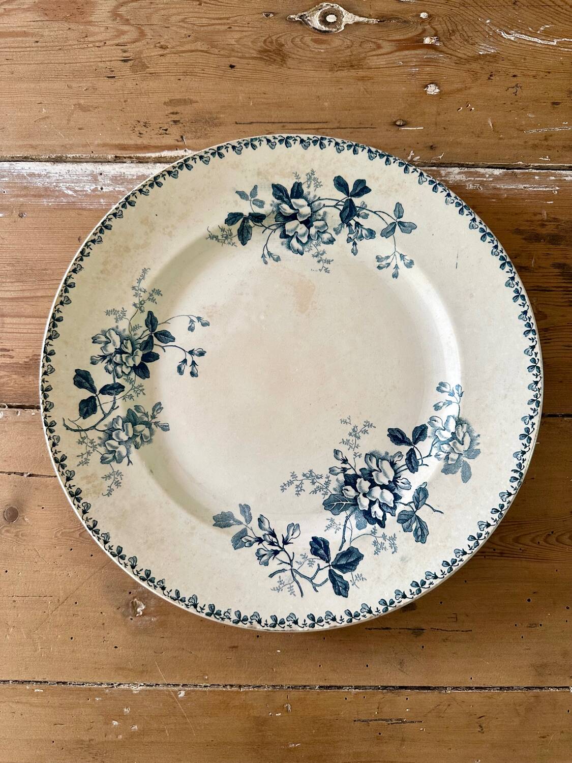 Round dish Saint Amand and Hamage Nord, Acacia model