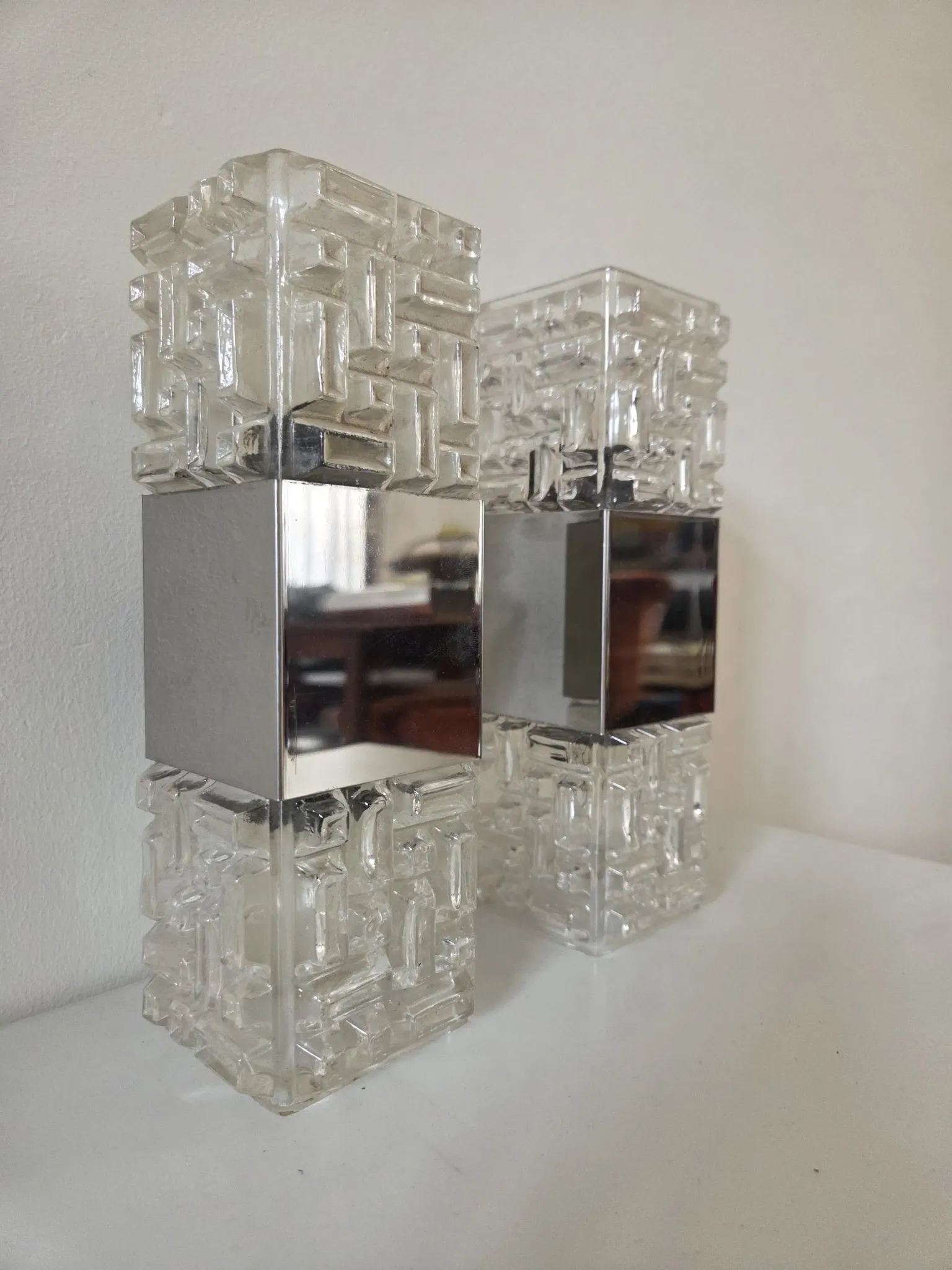 Pair of wall lights in glass and chrome metal