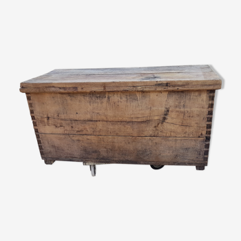 wooden chest of chàtaigne