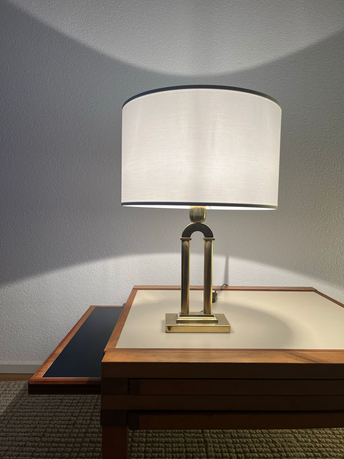 Vintage table lamp in gilded brass Hollywood Regency style.