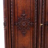 Commode ancienne en bois et pierre, France, fin du XIXe siècle.