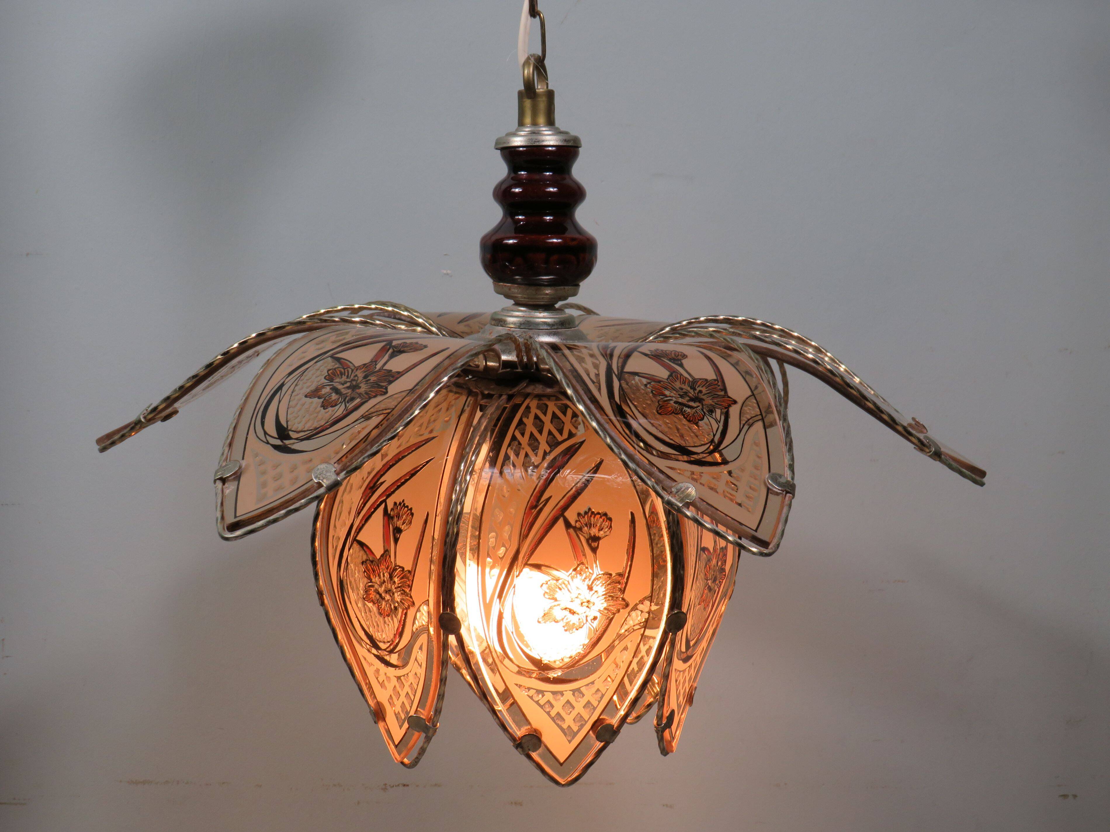 Vintage elegant vintage lotus pendant lamp with a warm glow!