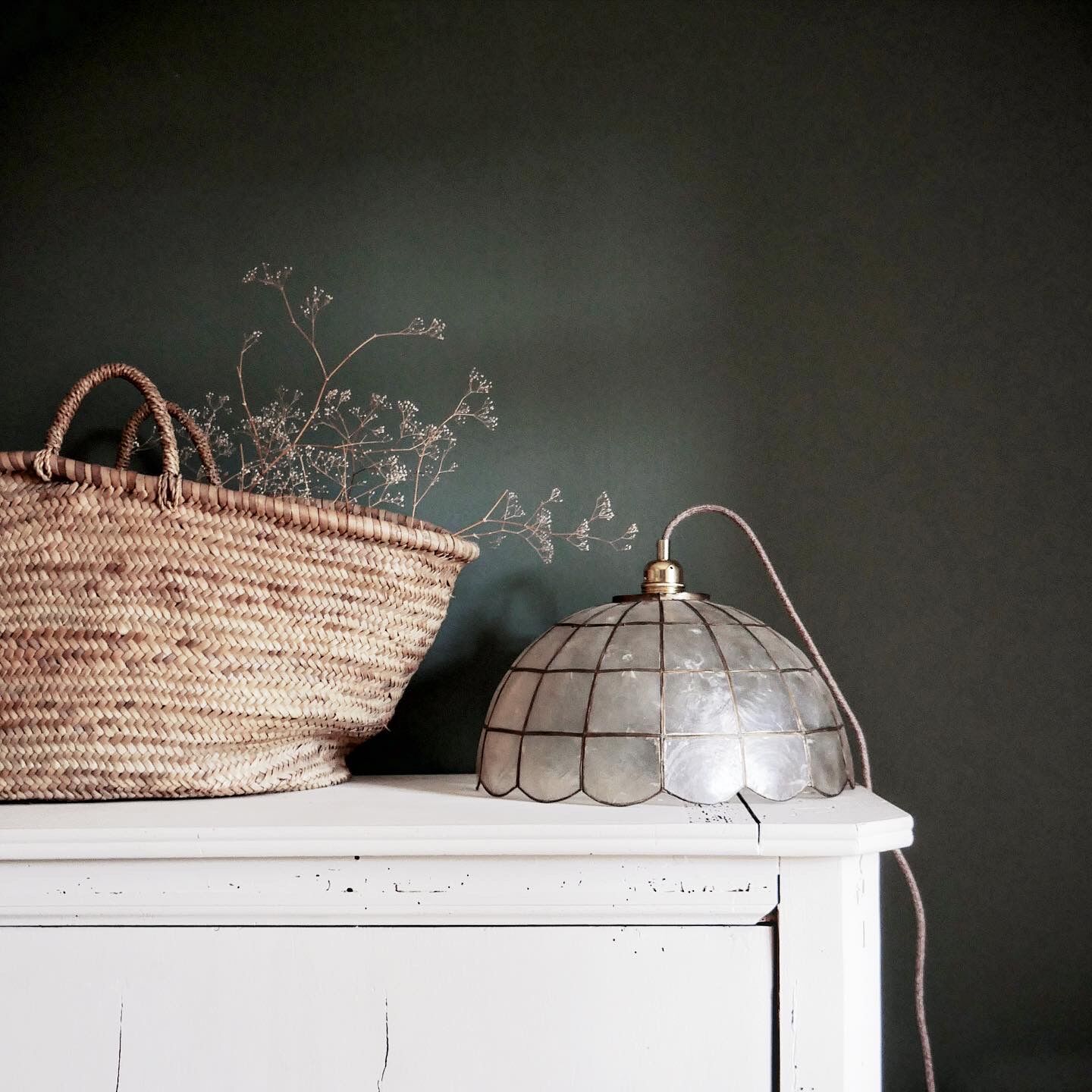 Mother-of-pearl suspension