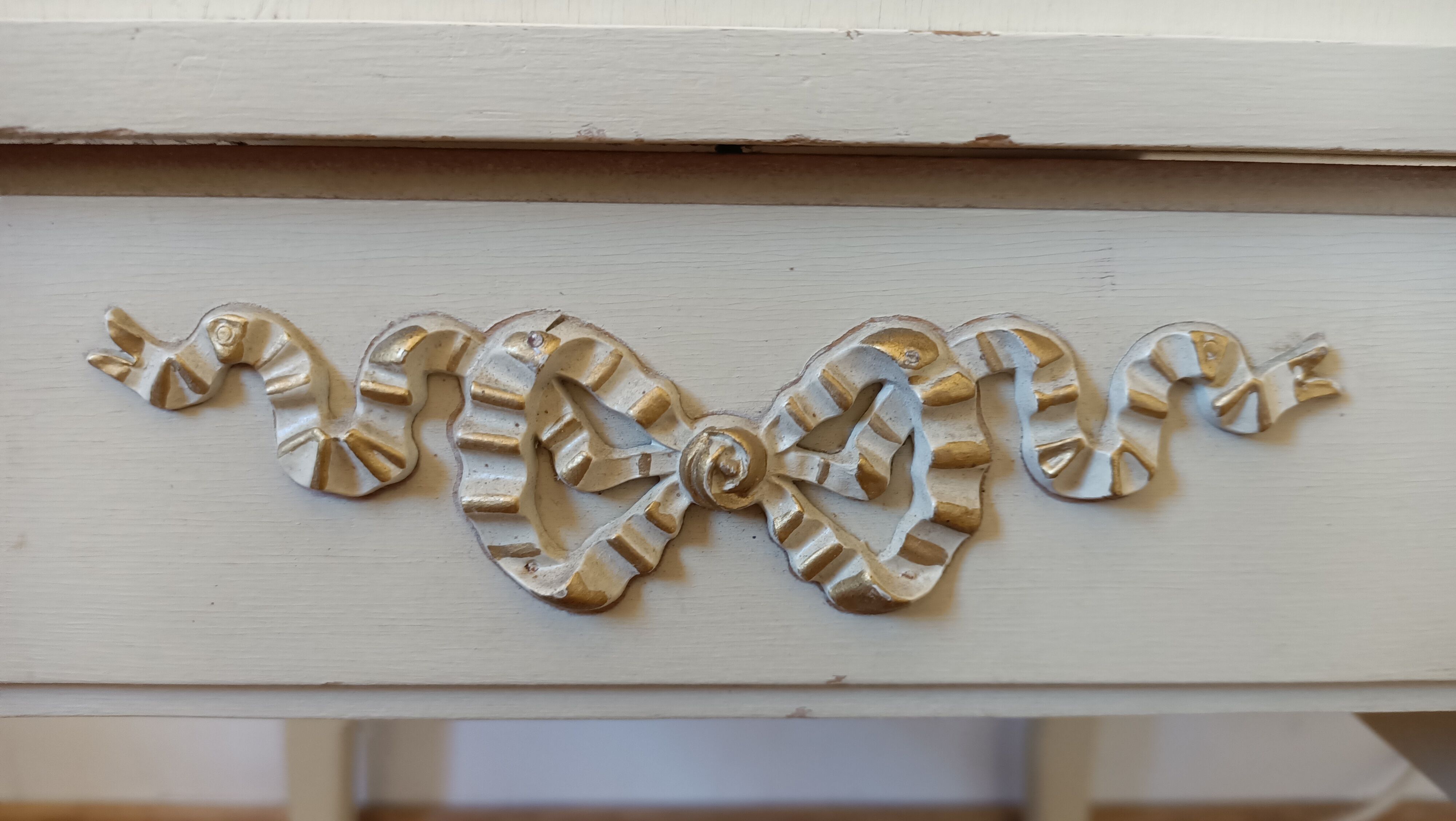 Chippy Phone Seat Table