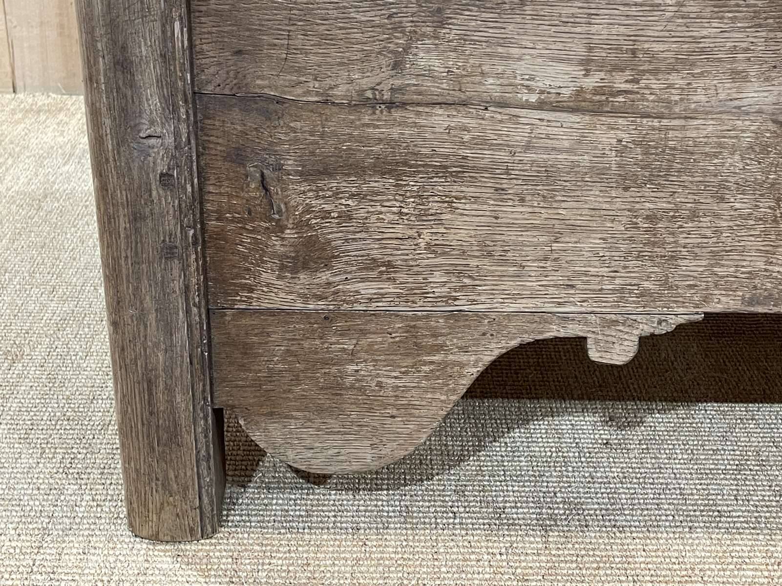 Banc coffre du  18ème en chêne brut - L=1m32, P=65cm, H=62cm.