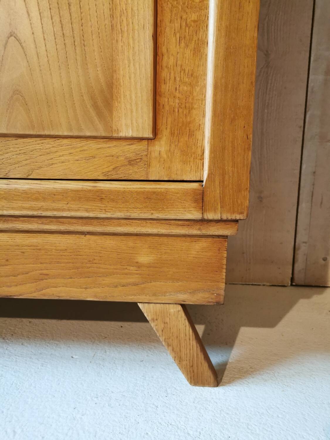 Compass feet sideboard