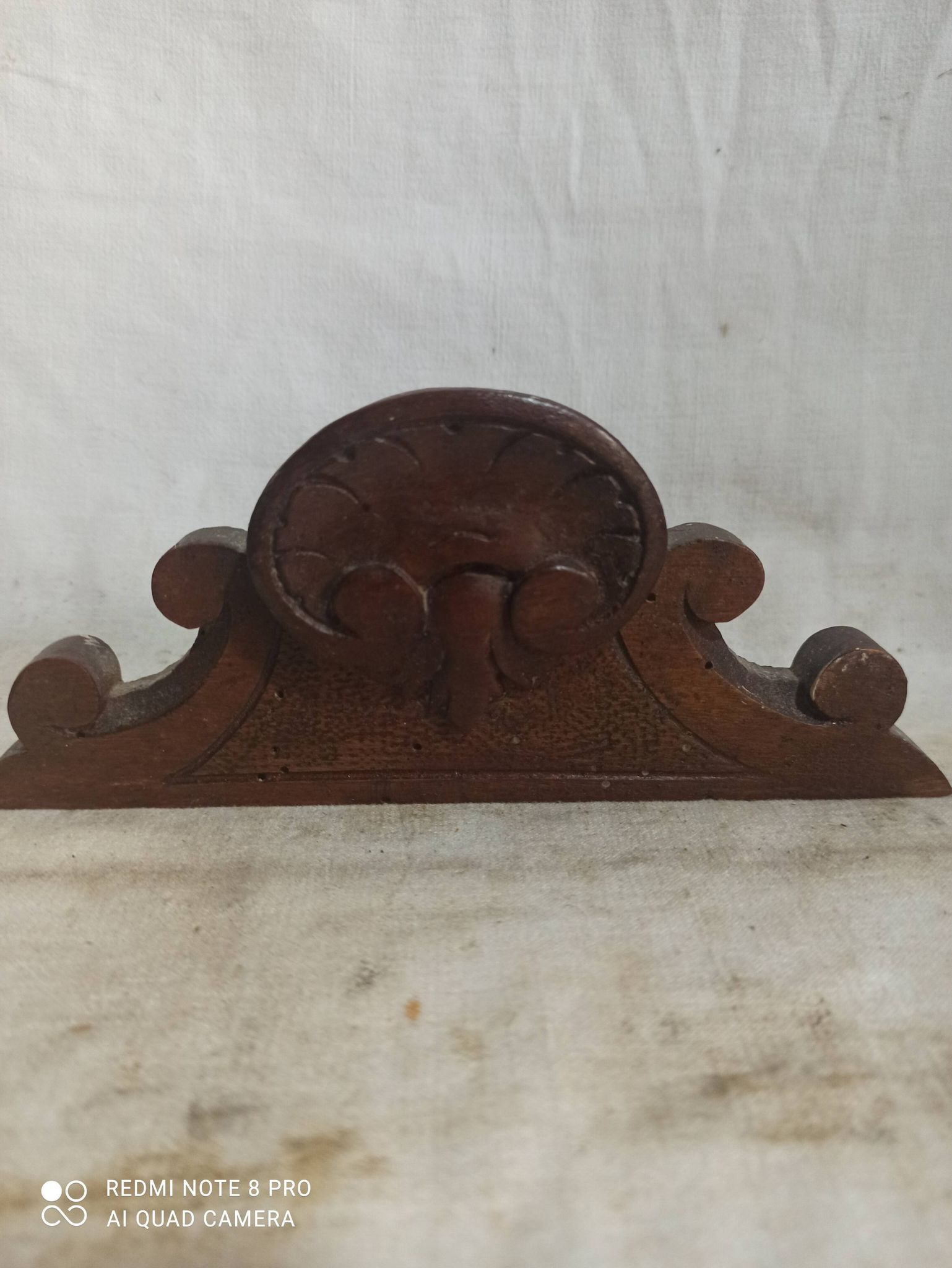 ancien fronton en bois - ornement décoratif
