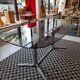 Table à manger années 70 verre fumé et chrome
