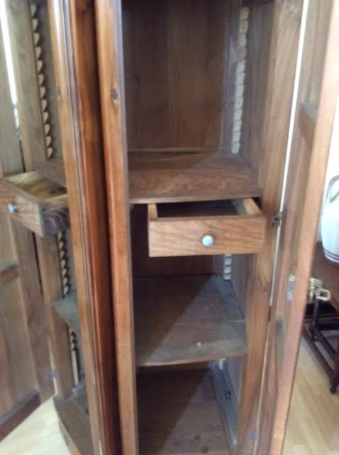 Armoire en noyer ancienne