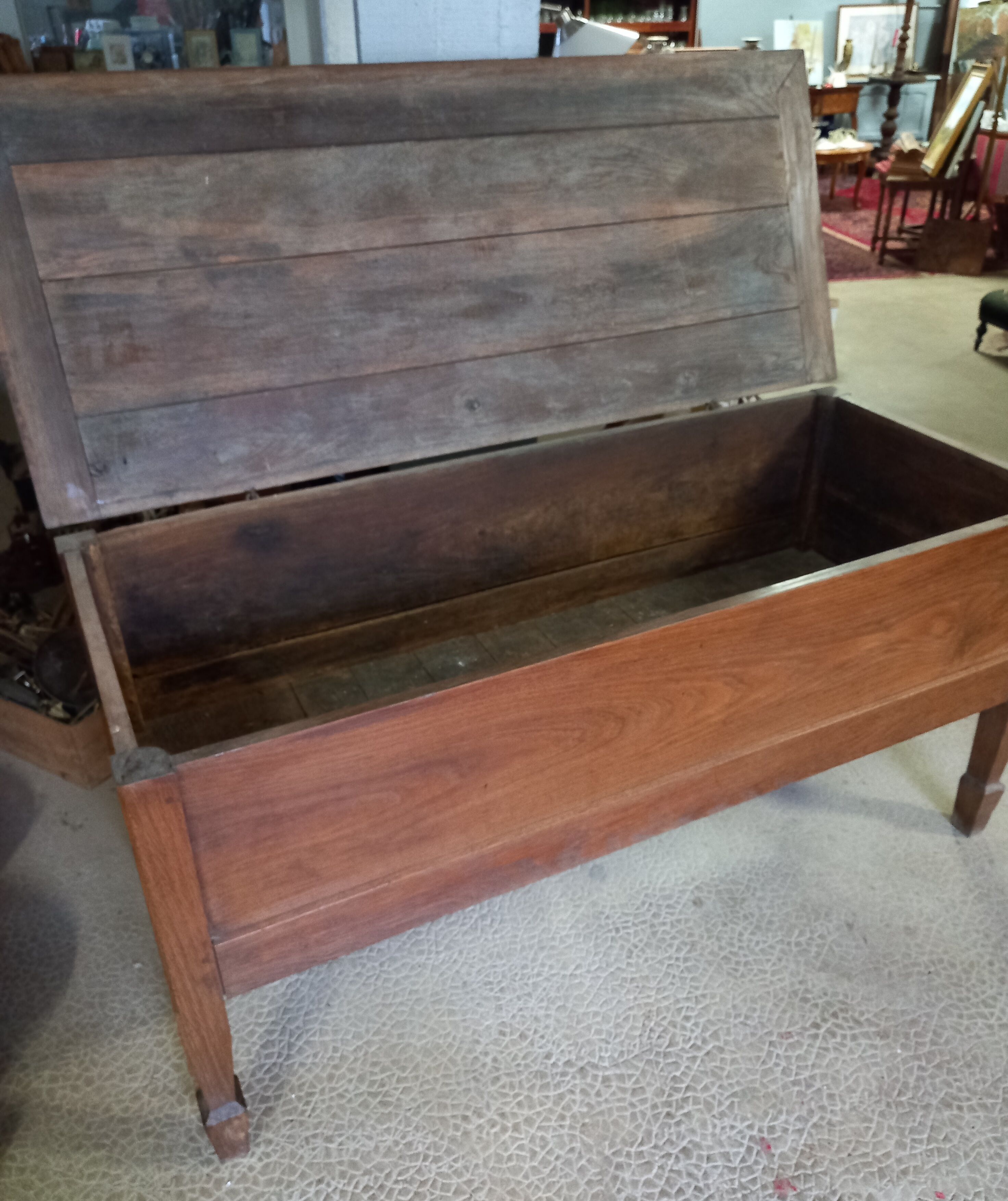 Maie. Solid wood chest